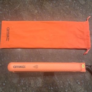 Amika 1 in Flat Iron